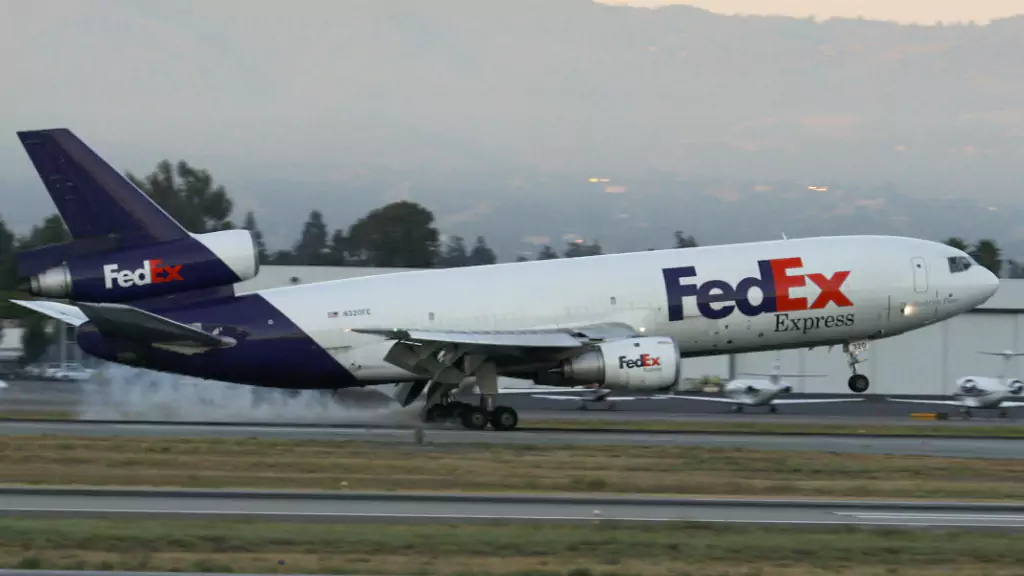 What are the Minimum Qualifications for FedEx pilots?